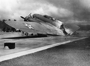 Un B-17 Flying Fortress statunitense distrutto a terra dall'attacco giapponese a Pearl Harbor. Immagine in pubblico dominio, fonte Wikimedia commons