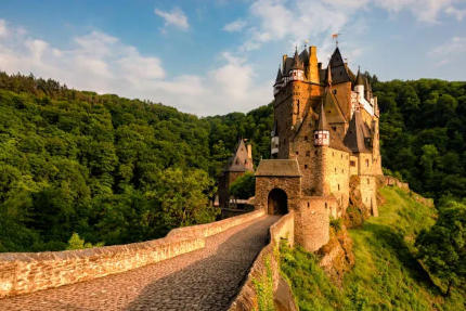 Burg Eltz in Germania - Immagine utilizzata per uso di critica o di discussione ex articolo 70 comma 1 della legge 22 aprile 1941 n. 633, fonte Internet