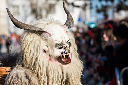 Il Krampus in una rappresentazione natalizia - Immagine in pubblico dominio, fonte Wikimedia Commons, utente Sporti