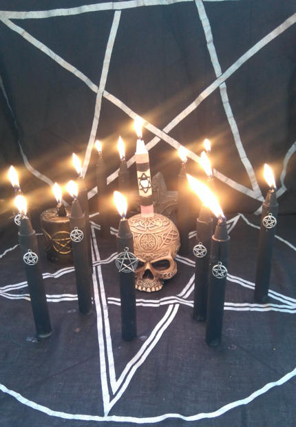 Rituale di magia nera per una maledizione - Immagine rilasciata sotto licenza Creative Commons Attribution-Share Alike 3.0 Unported, fonte Wikimedia Commons, utente Veilderst