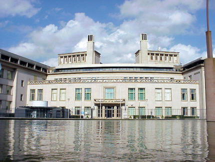 La sede del Tribunale Penale Internazionale per l'ex Yugoslavia a L'Aia, Paesi Bassi - Photograph provided courtesy of the ICTY, fonte Wikimedia Commons, utente Goldorak